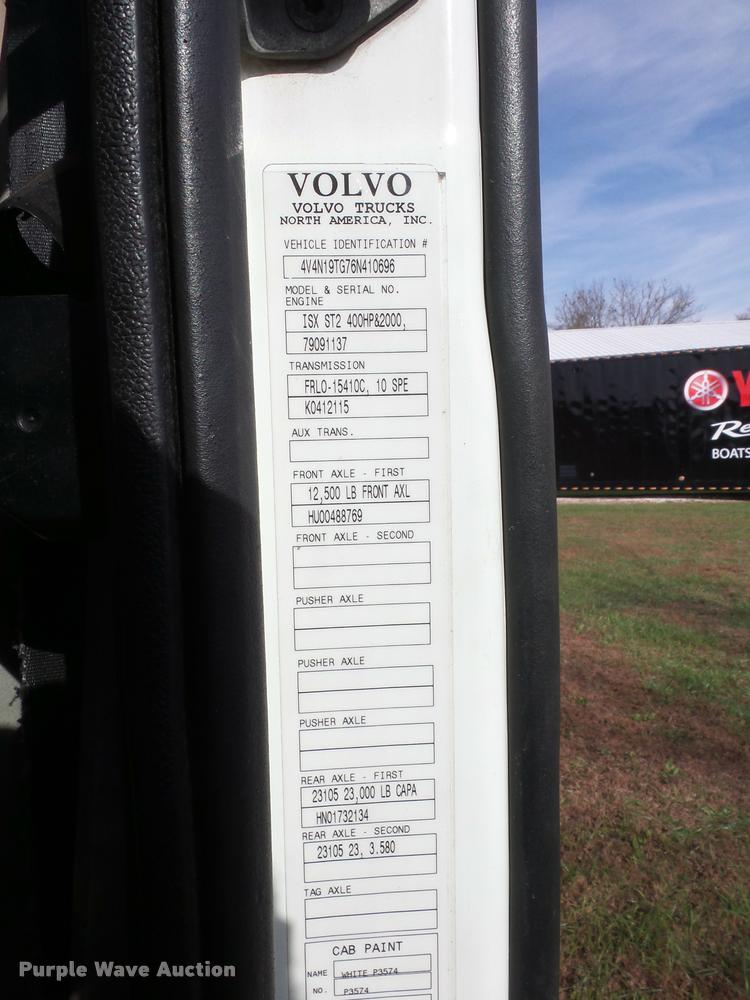image for item L4448 2006 Volvo VNL semi truck