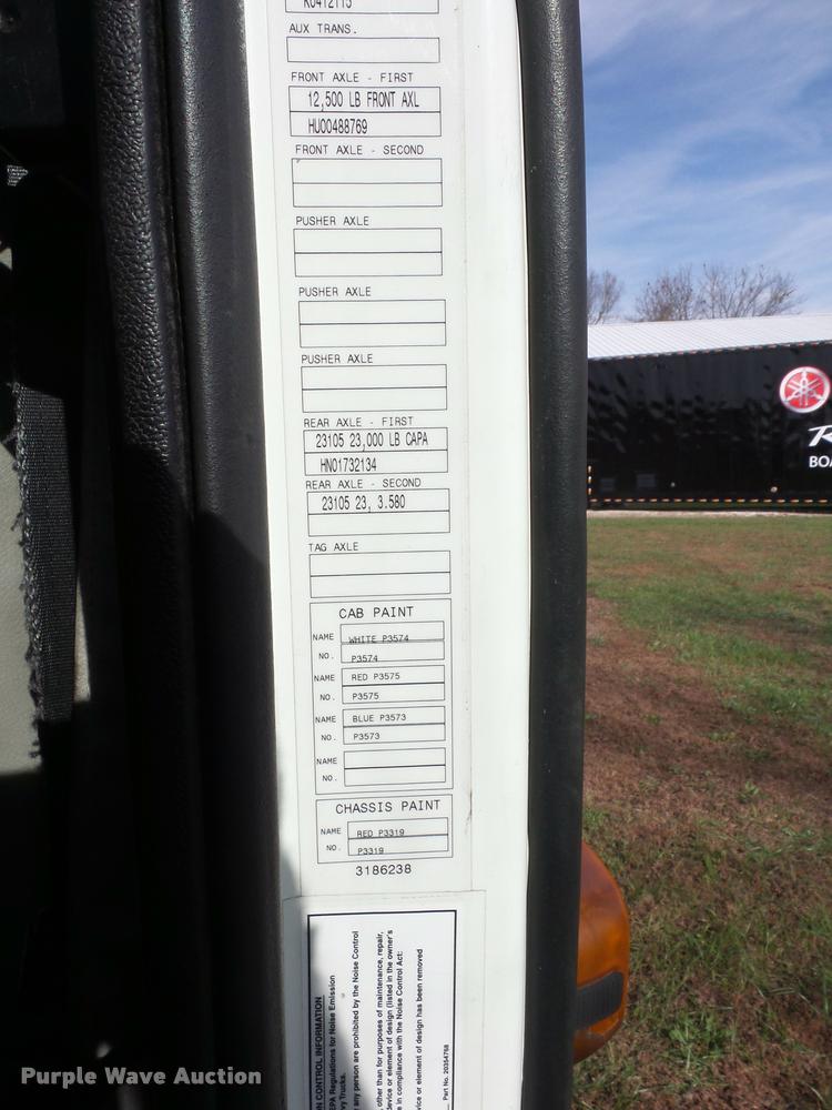 image for item L4448 2006 Volvo VNL semi truck