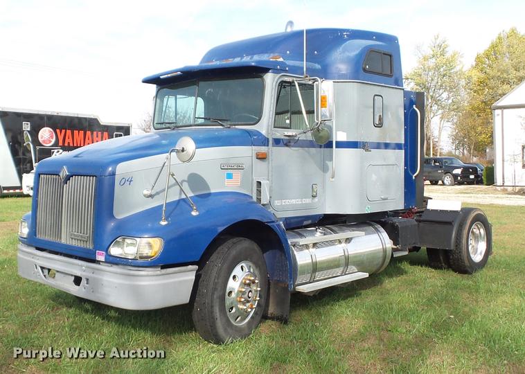 image for item L4449 1999 International 9200 semi truck