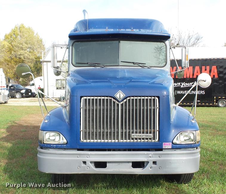 image for item L4449 1999 International 9200 semi truck