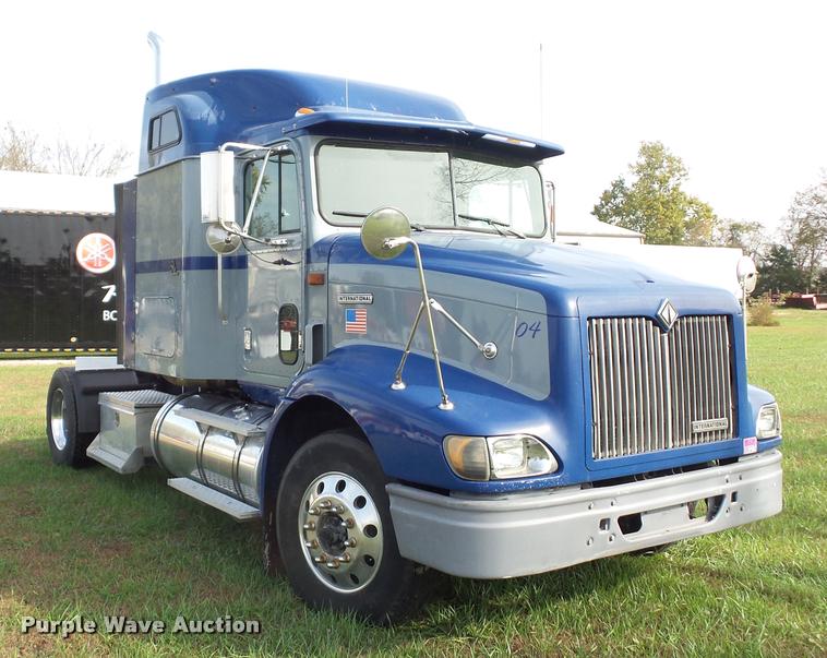 image for item L4449 1999 International 9200 semi truck