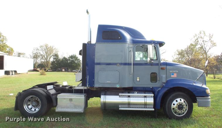 image for item L4449 1999 International 9200 semi truck