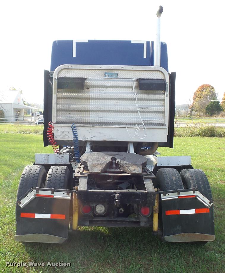 image for item L4449 1999 International 9200 semi truck