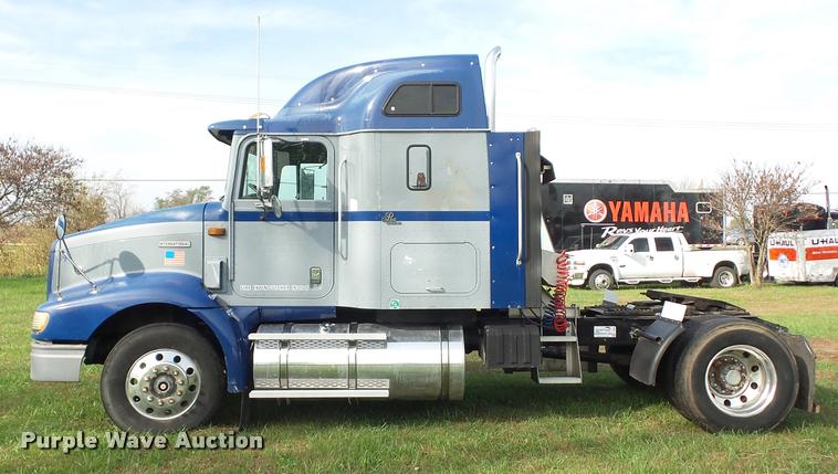 image for item L4449 1999 International 9200 semi truck