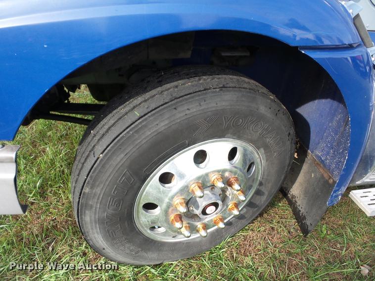 image for item L4449 1999 International 9200 semi truck