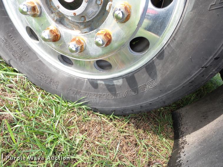 image for item L4449 1999 International 9200 semi truck