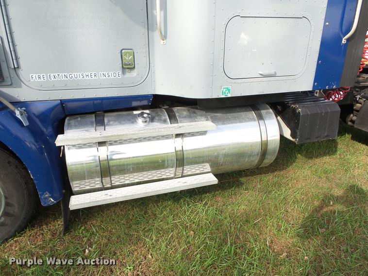 image for item L4449 1999 International 9200 semi truck