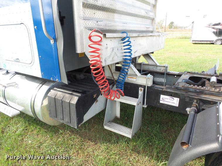 image for item L4449 1999 International 9200 semi truck