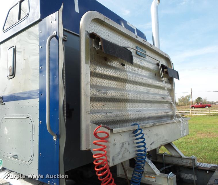 image for item L4449 1999 International 9200 semi truck