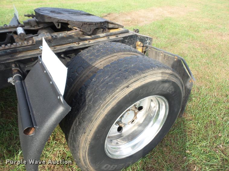 image for item L4449 1999 International 9200 semi truck