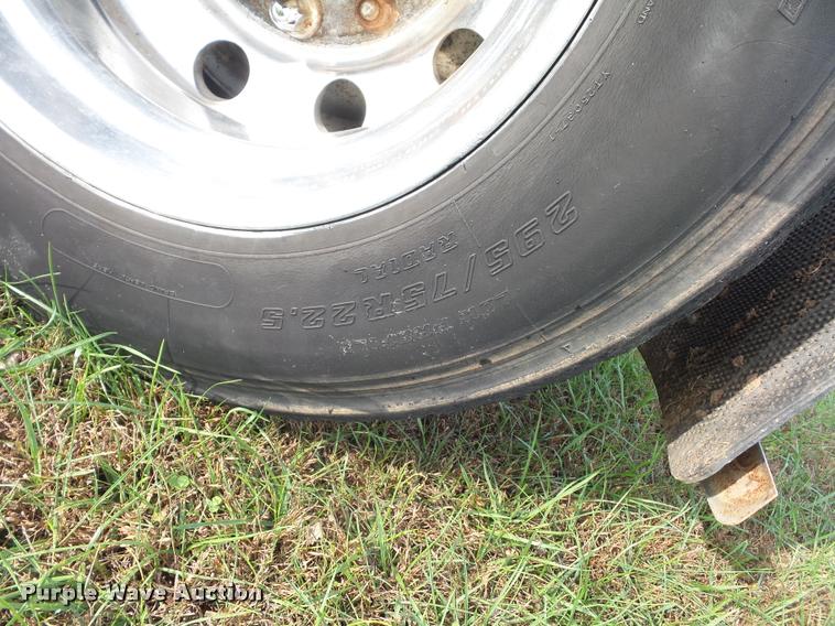 image for item L4449 1999 International 9200 semi truck