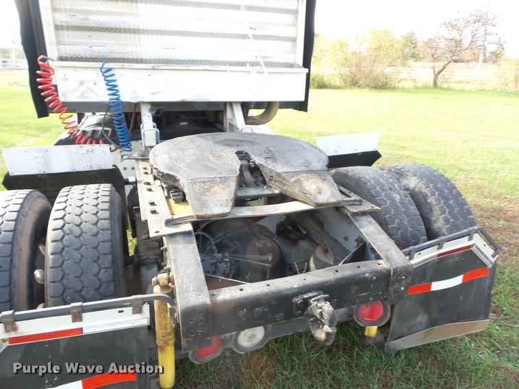 image for item L4449 1999 International 9200 semi truck