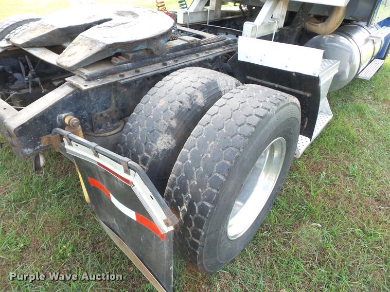 image for item L4449 1999 International 9200 semi truck