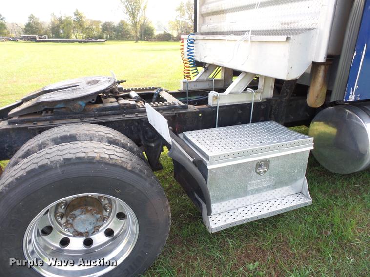 image for item L4449 1999 International 9200 semi truck