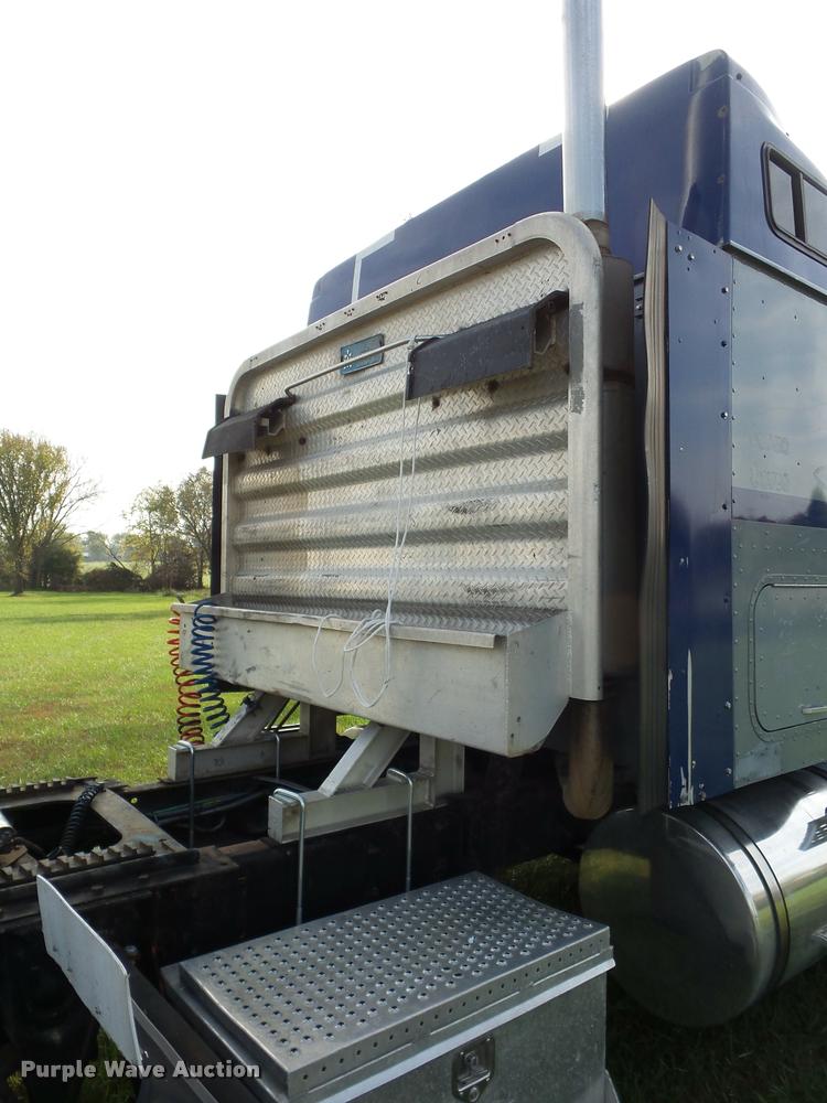 image for item L4449 1999 International 9200 semi truck