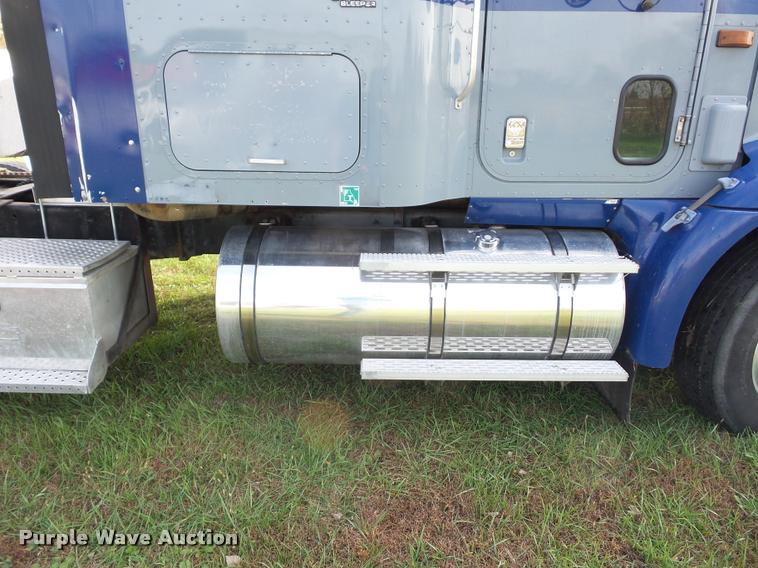 image for item L4449 1999 International 9200 semi truck