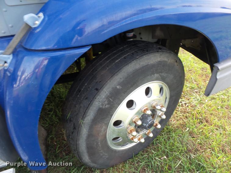 image for item L4449 1999 International 9200 semi truck