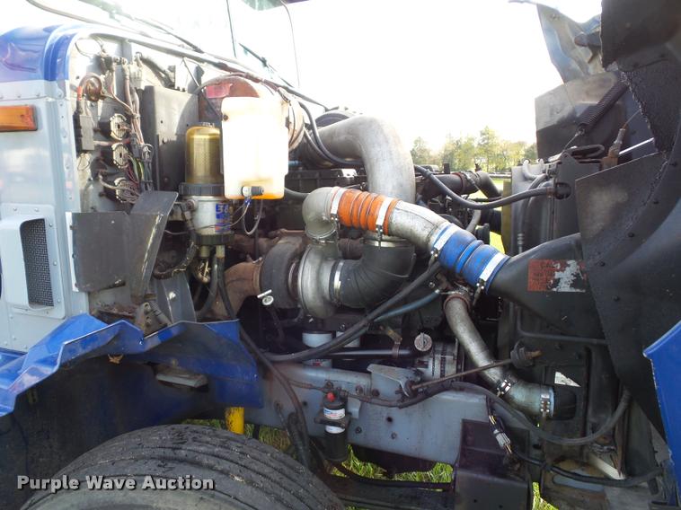 image for item L4449 1999 International 9200 semi truck