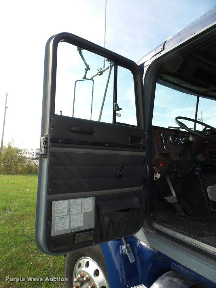 image for item L4449 1999 International 9200 semi truck