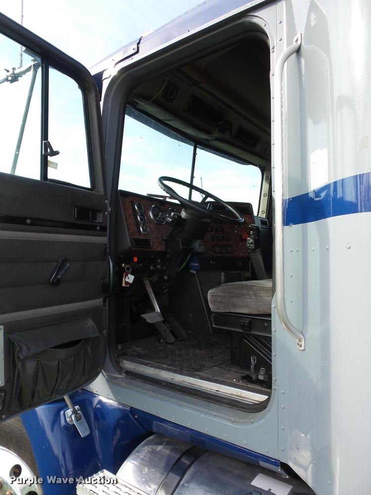 image for item L4449 1999 International 9200 semi truck