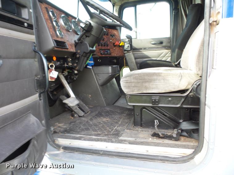 image for item L4449 1999 International 9200 semi truck