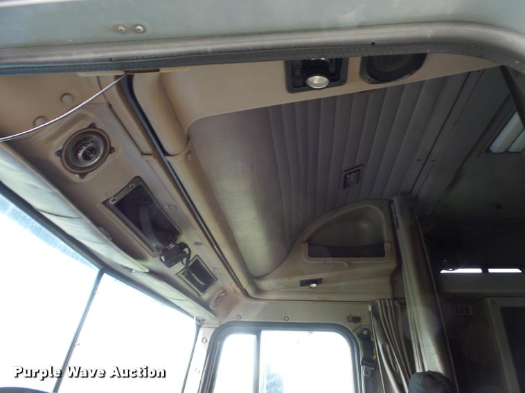 image for item L4449 1999 International 9200 semi truck