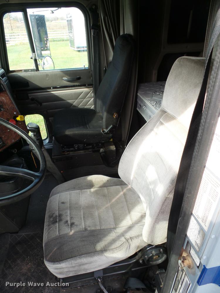 image for item L4449 1999 International 9200 semi truck