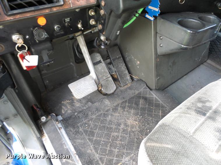 image for item L4449 1999 International 9200 semi truck