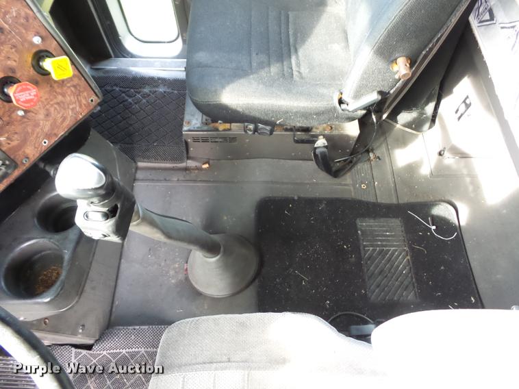 image for item L4449 1999 International 9200 semi truck