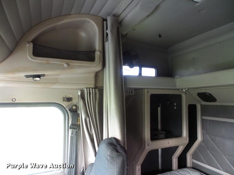 image for item L4449 1999 International 9200 semi truck