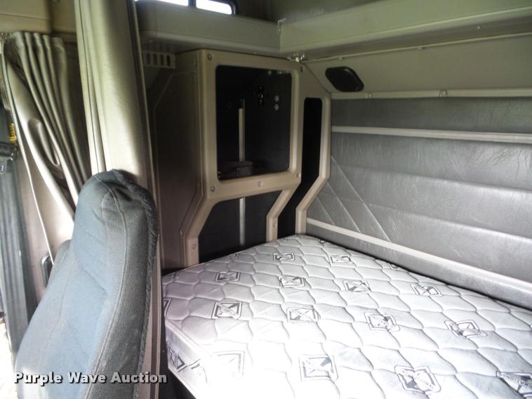 image for item L4449 1999 International 9200 semi truck