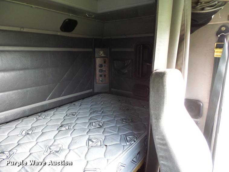 image for item L4449 1999 International 9200 semi truck