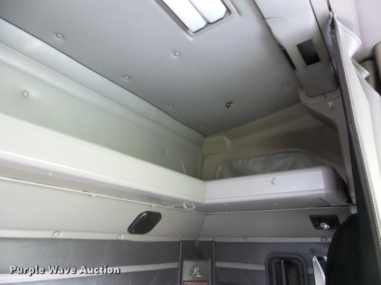 image for item L4449 1999 International 9200 semi truck