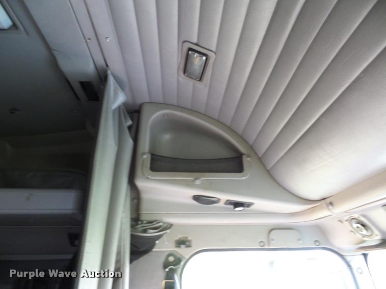 image for item L4449 1999 International 9200 semi truck