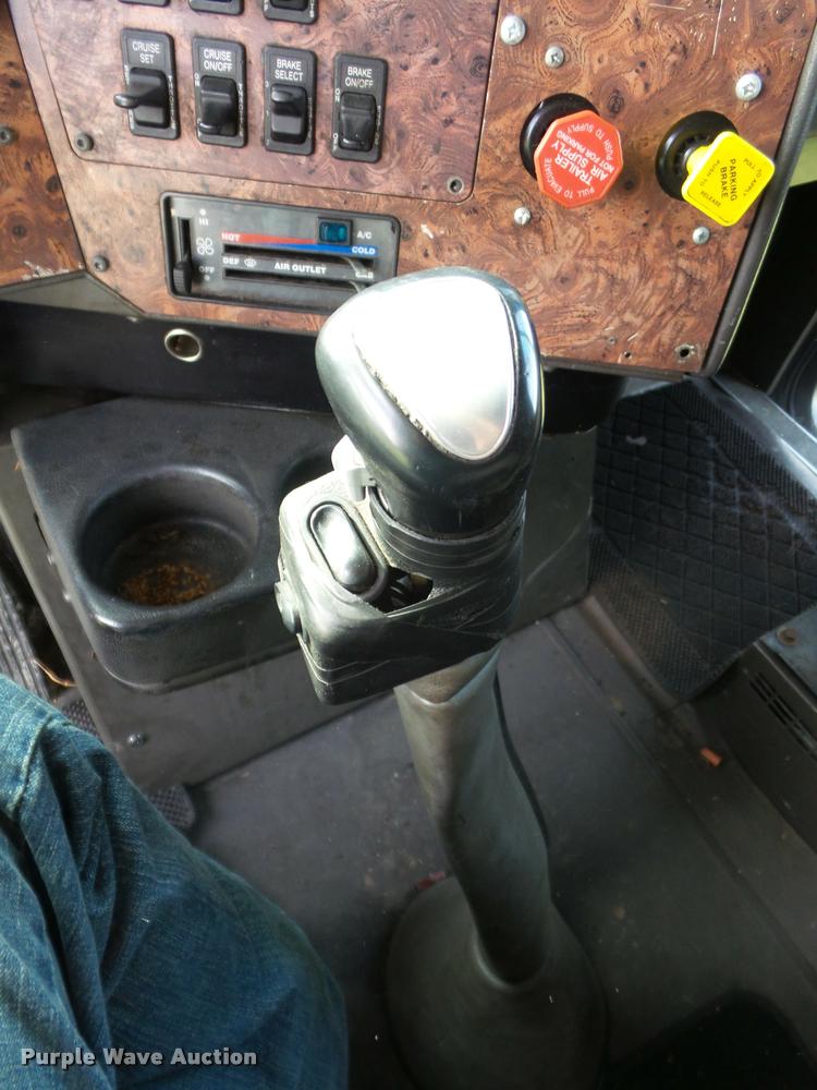 image for item L4449 1999 International 9200 semi truck