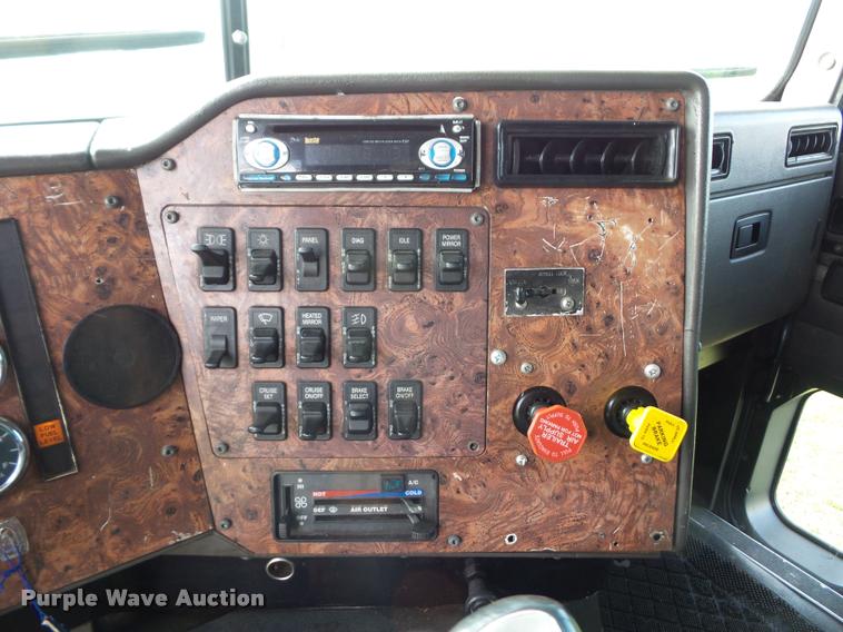 image for item L4449 1999 International 9200 semi truck