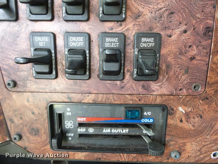 image for item L4449 1999 International 9200 semi truck