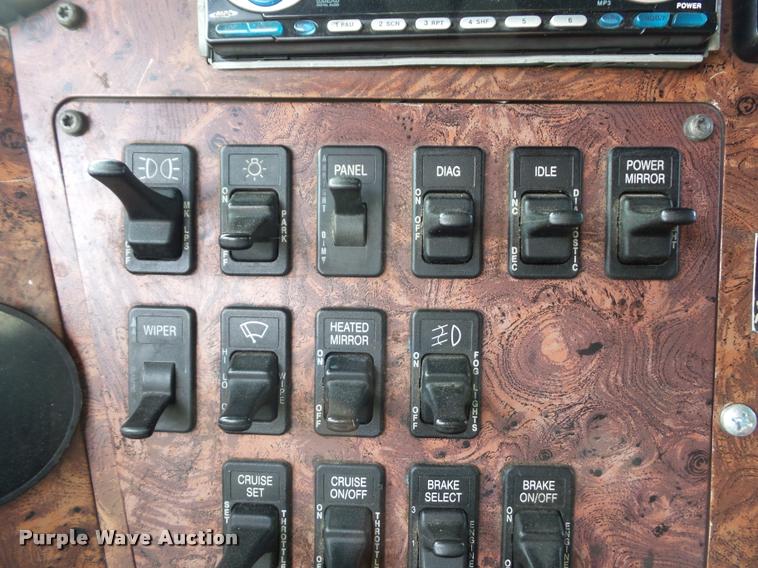 image for item L4449 1999 International 9200 semi truck