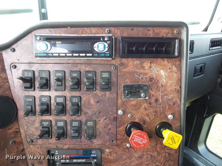 image for item L4449 1999 International 9200 semi truck