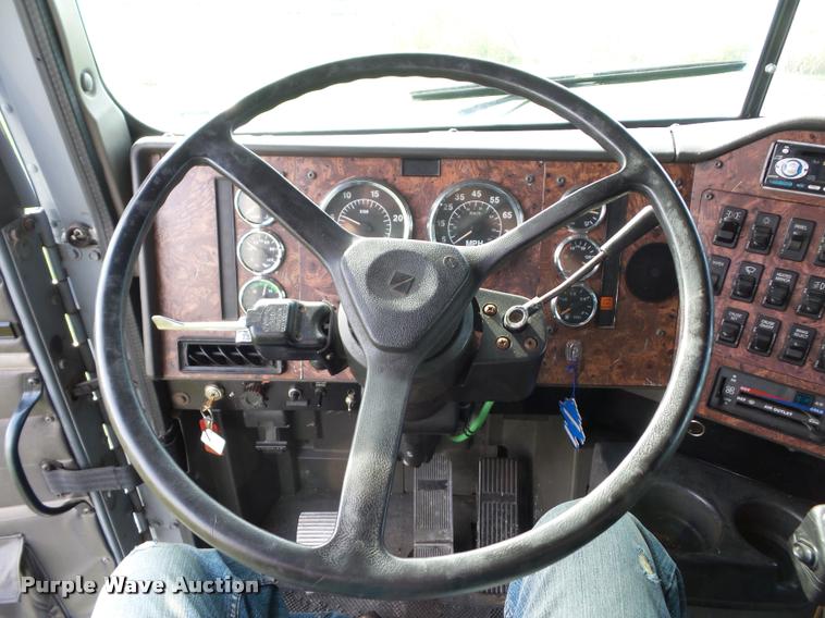 image for item L4449 1999 International 9200 semi truck