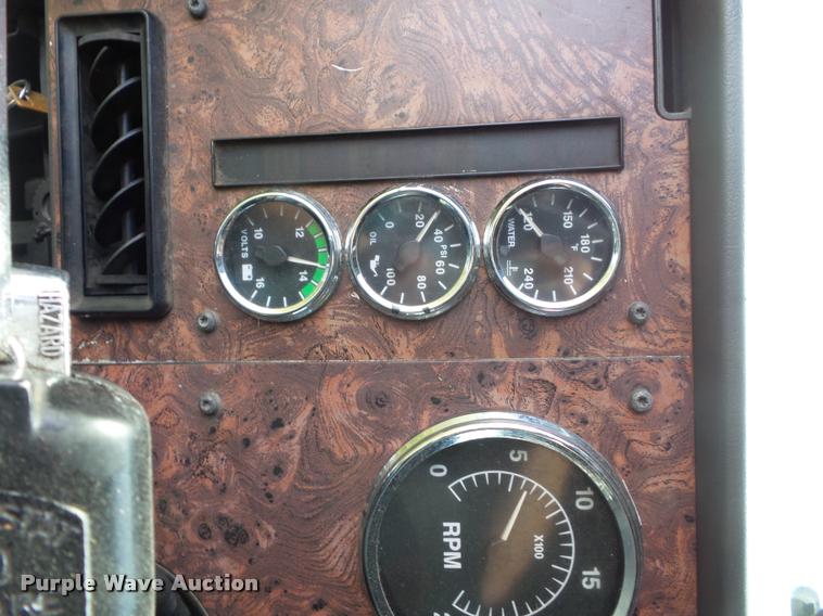 image for item L4449 1999 International 9200 semi truck