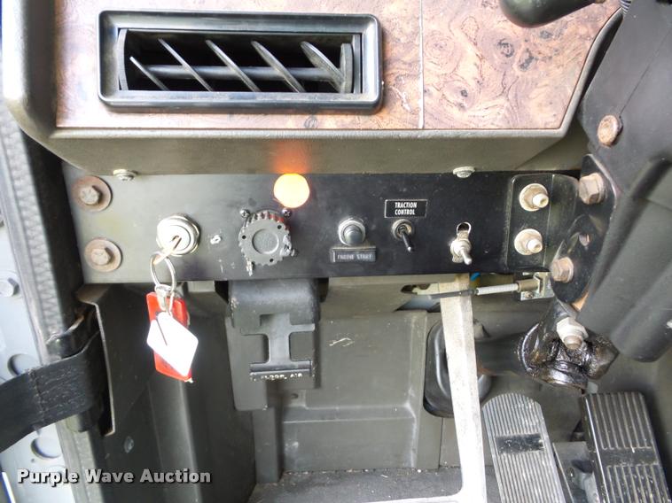 image for item L4449 1999 International 9200 semi truck