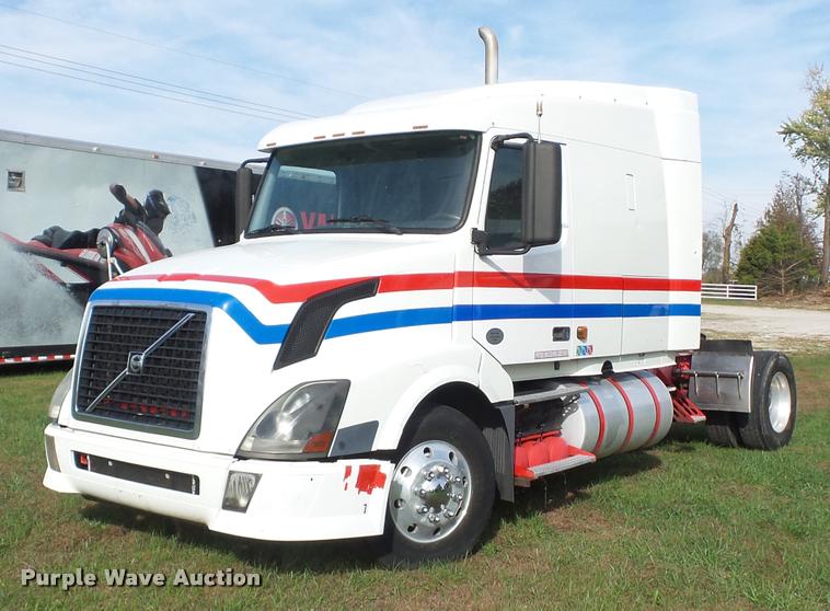 image for item L4450 2006 Volvo VNL semi truck