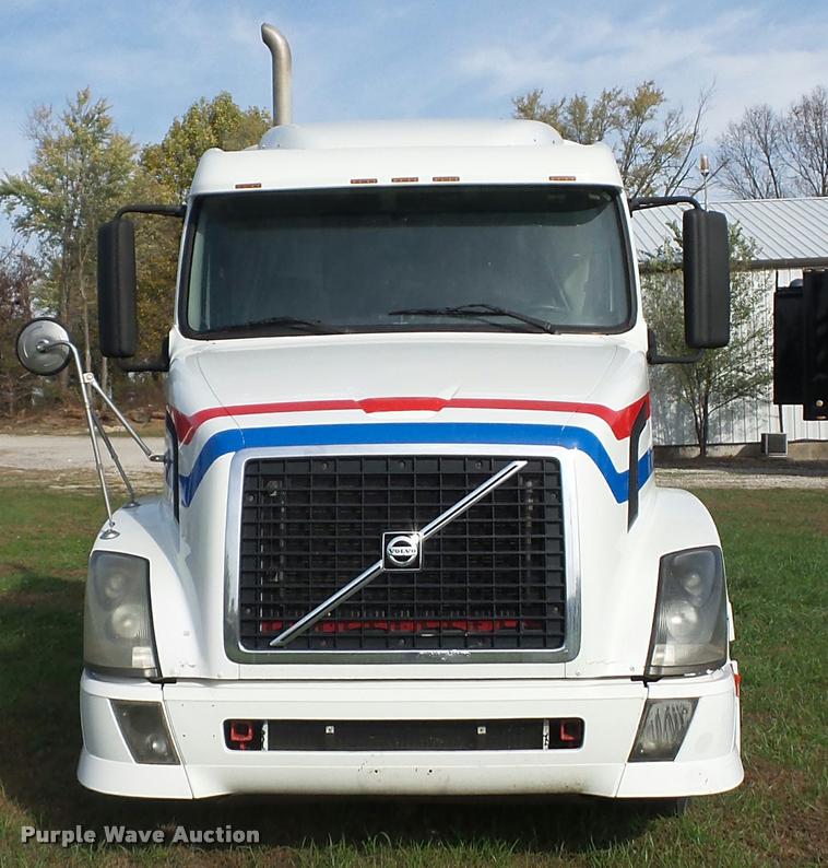 image for item L4450 2006 Volvo VNL semi truck