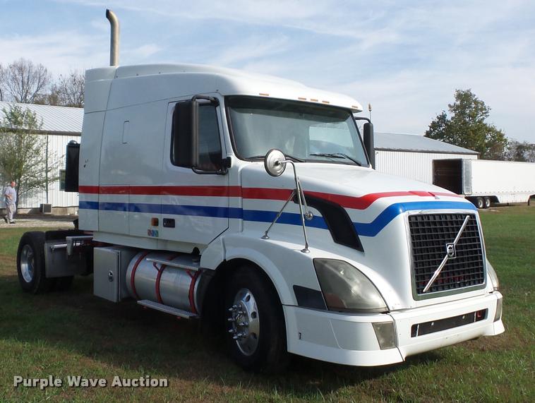 image for item L4450 2006 Volvo VNL semi truck