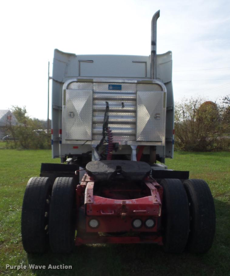 image for item L4450 2006 Volvo VNL semi truck