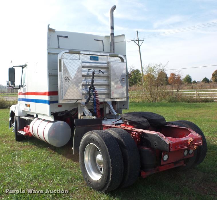 image for item L4450 2006 Volvo VNL semi truck