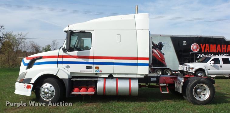 image for item L4450 2006 Volvo VNL semi truck