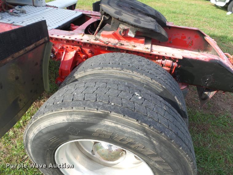 image for item L4450 2006 Volvo VNL semi truck