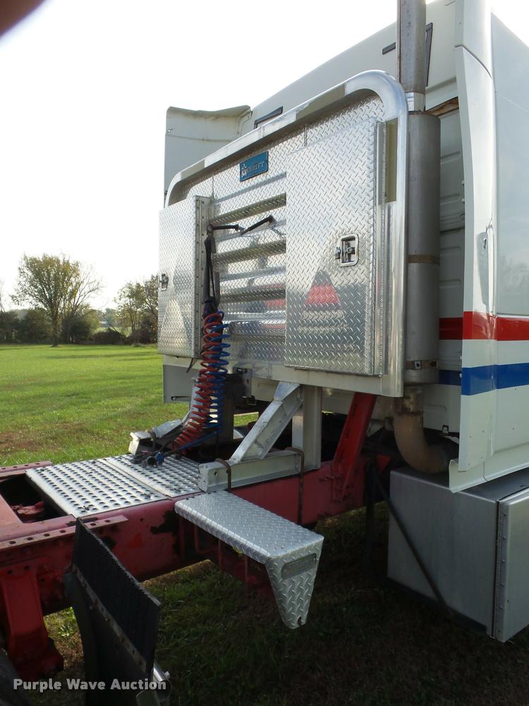 image for item L4450 2006 Volvo VNL semi truck